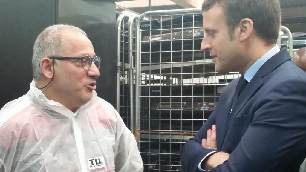 Emmanuel MACRON en visite dans une entreprise protege a Noisy Le Sec discutant avec un salarie
