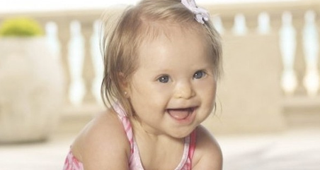 Le jeune anglais de quatre ans Sébastien dit Seb et sa mère Caroline White