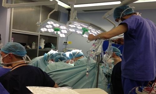 un jeune homme de 26 ans a bénéficié de la transplantation simultanée de 5 organes digestifs simultanée du foie, du pancréas, de l'estomac du duodénum et de l'intestin grêle  atteint de myopathie du tube digestif.© AP-HP