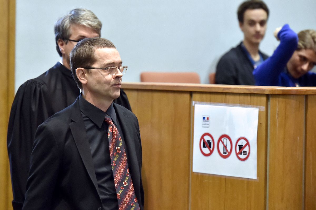 Nicolas BONNEMAISON accuse d empoisonnement a son arrivee devant la cours d_assise avec son avocat