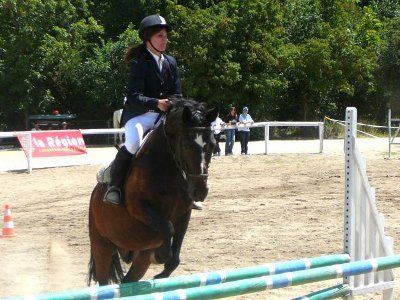 Une jeune cavali&egrave;re lors d'un saut d'obstacle tel qui seront pratiqu&eacute; lors de Championnat de France &copy;FFSA/F.H.I
