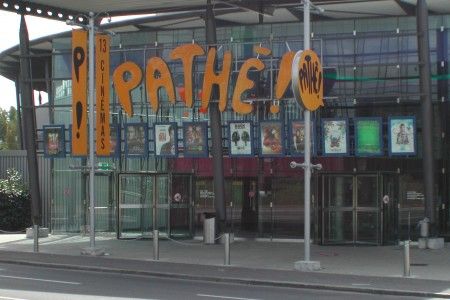 Façade dune salle de cinéma du Pathé a Genève (illustration)