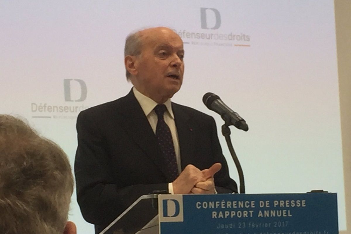 Jacques TOUBON Défenseur des droits dans les locaux situe place de Fontenoy dans le 7e arrondissement a Paris presentant le rapport d