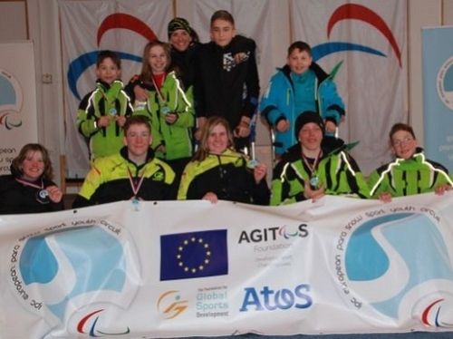 Des enfants lors des derniers jeux paralympiques brandissant une bannière de l'entreprise ATOS