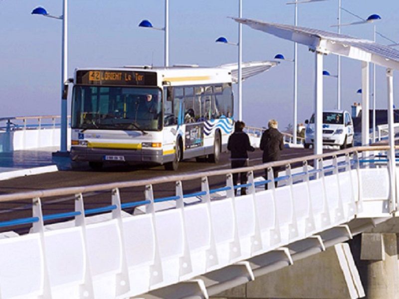 Un bus de la communaute agglomerations de Lorients sur le pont des indes