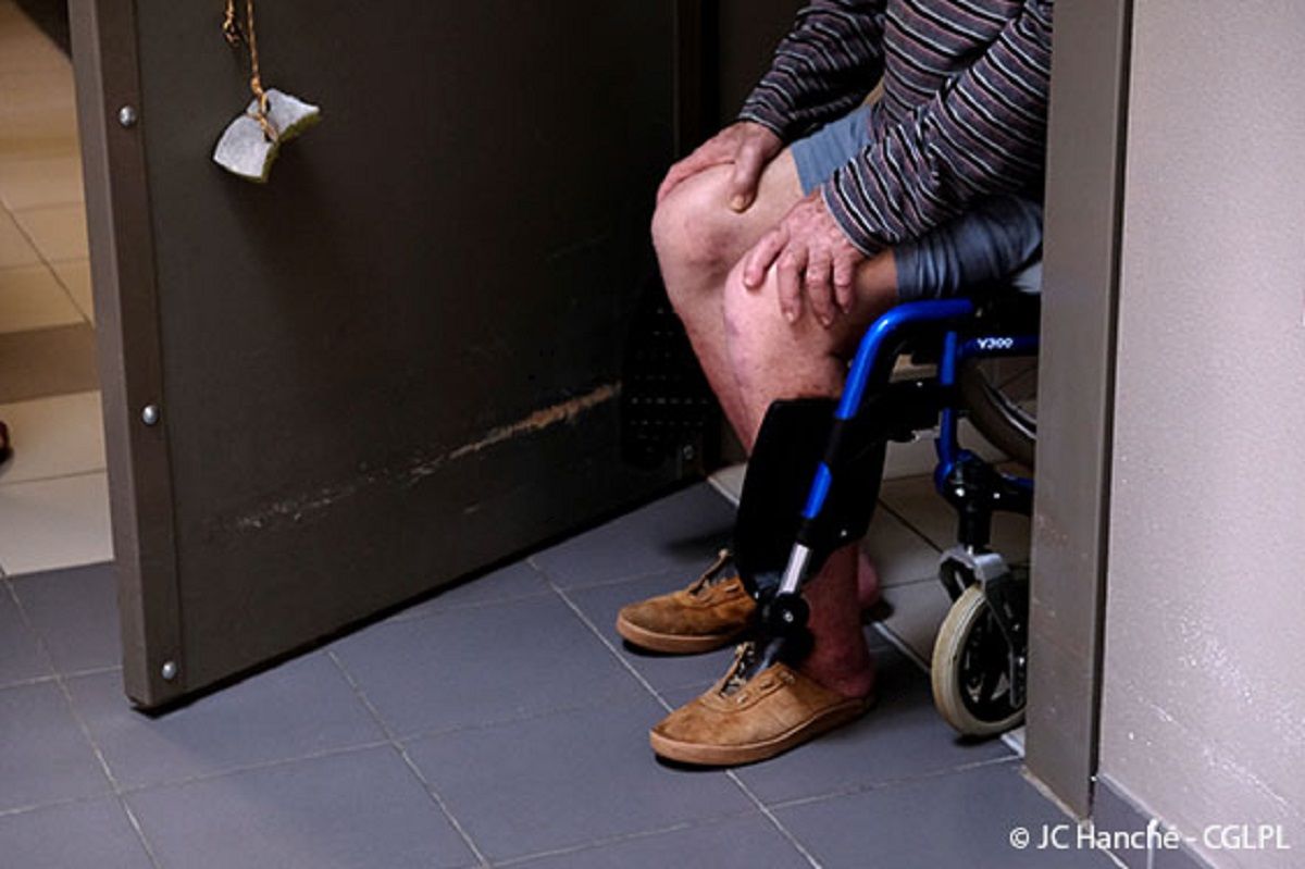 Un homme en fauteuil dans une prison française b1681