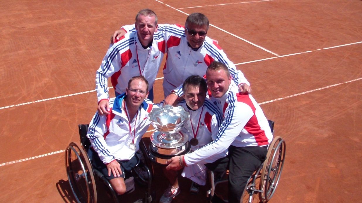 l'Equipe de France de Tennis Fauteuil tenant la coupe du Monde pour la second fois cons&eacute;cutive, peu apr&egrave;s sa victoire contre la Hollande avec en arri&egrave;re plan les coachs sportifs