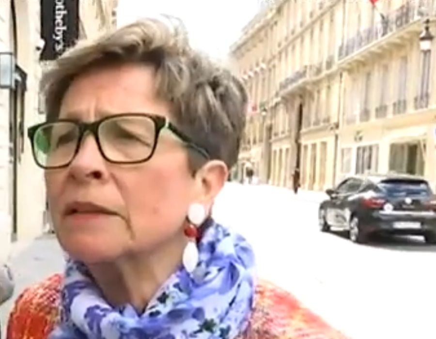 Viviane LAMBERT devant l'Elysées lors de sa tentative de visite avec François HOLLANDE