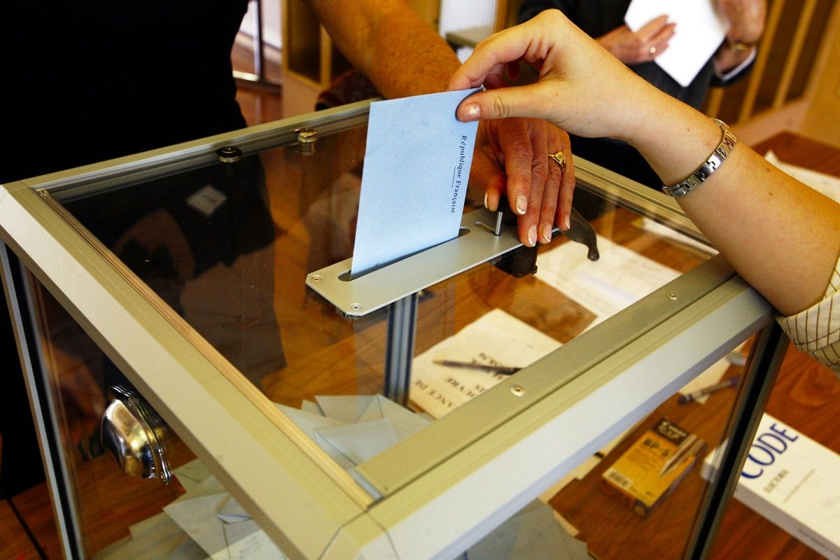 Un electeur deposant son bulletin dans l urne lors d une election