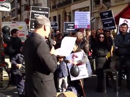 De dos le Président M’Hammed SAJIDI lors de la manifestation organiser devant le ministère de la Santé à Paris contre les méthodes de la psychanalyse
