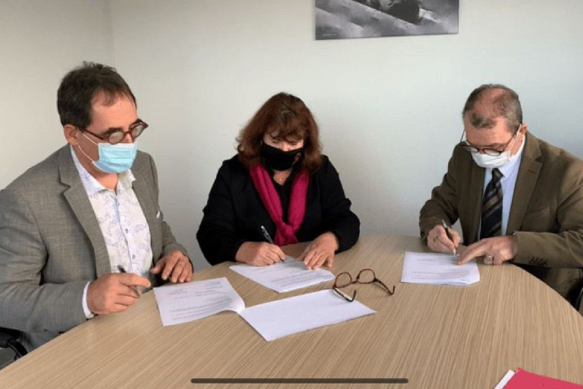 La député de l_aude Mireille ROBERT signant la convention cb5f2