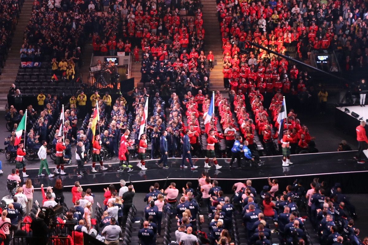 La France et son porte drapeau lors du défile de la cérémonie de clôture