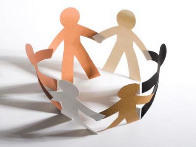 Des citoyens en papier de toute les couleurs se tenant la main et formant un cercle ensemble sans distinstinction c'est cela inclusion