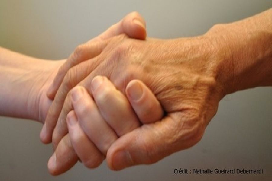 Deux personnes se tenant par la main