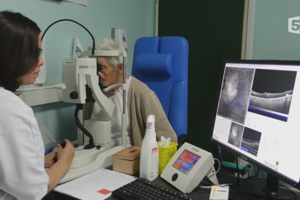 2017.09.25.Une femme agee beneficant d un teste pour determiner l evolution de sa DLMA par une specialiste