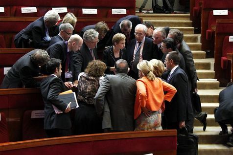 Laurence PARISOT entourée de ses lieutenants à l'issue de la conférence sociale, le 10 juillet 2012 à Paris. La patronne du MEDEF qui exprime sans nul doute son mécontentement total ©Charles PLATIAU / Reuters