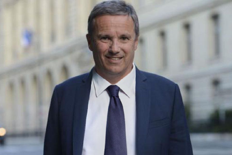 Nicolas Dupont Aignan pres de l assemblee national a Paris