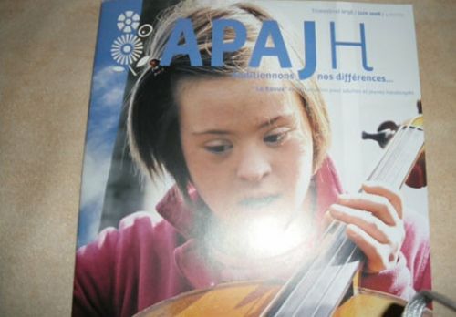 une jeune fille déficiente mentale jouant du violon sur une affiche de l'APAH