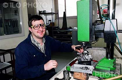 J&eacute;r&ocirc;me, op&eacute;ration de taraudage, atelier de m&eacute;canique, Fondation Saint-Hubert, site de No&euml;s. Cette fondation Suisse (Valais) accueille et emploie, &agrave; travers 5 centres, plus de 270 personnes ayant un handicap.&copy;oit