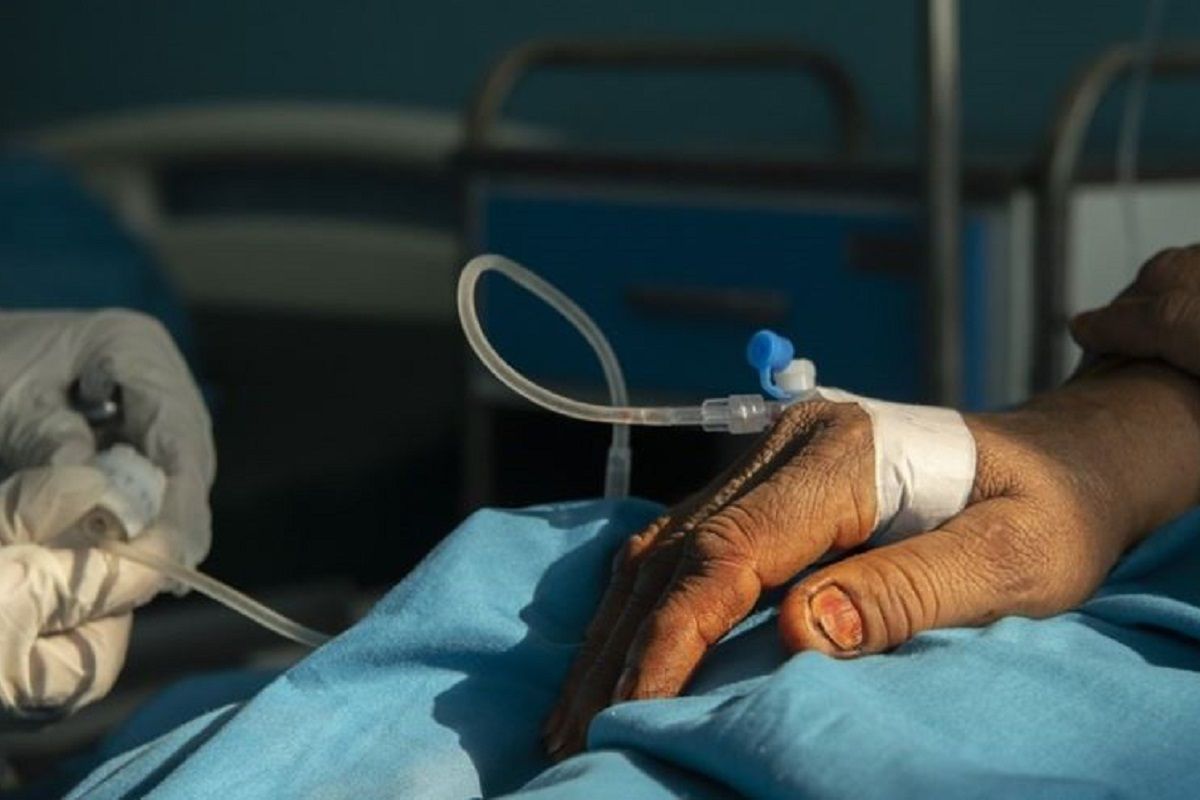 Une personnes sous perfusion dcf1c