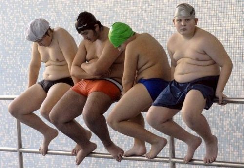 Une personne en surpoids de 120 Kg se pesant sur une balance