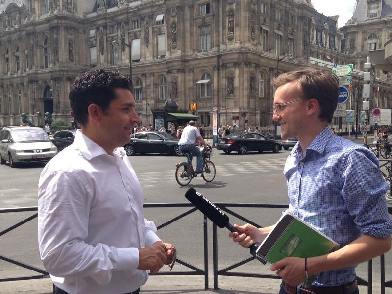 Frederic BOUSCARLE repond aux questions d un journaliste a Paris