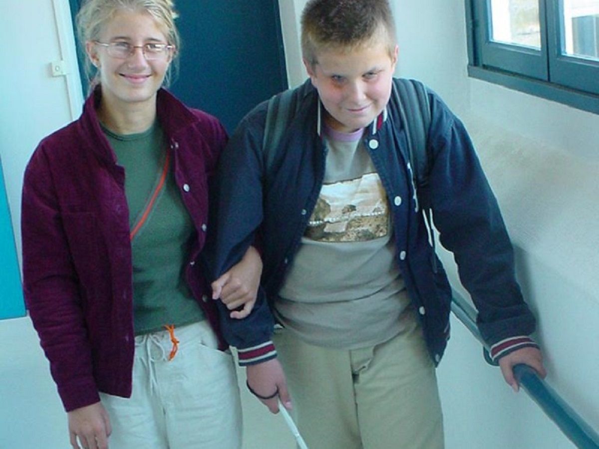 Un jeune garçon non voyant accompagné par ses proches pour ce rendre a l'école (illustration) c9f88