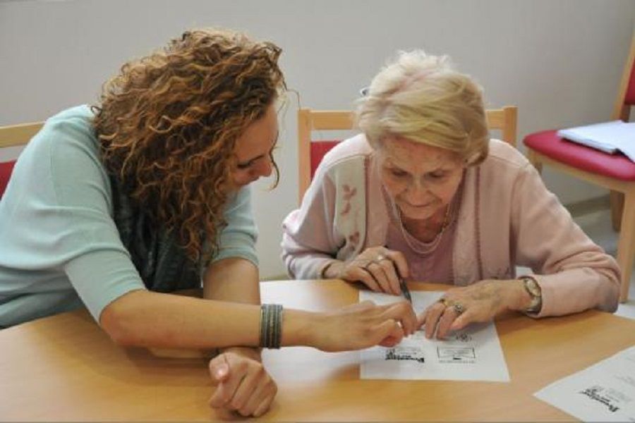 Se faire aider un geste essentiel pour les malades atteint Alzheimer comme avec un ortophoniste