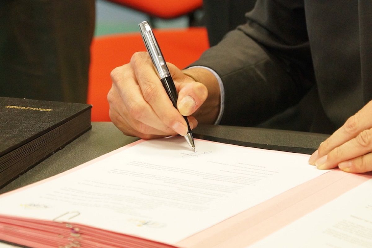 Un responsable associatif signant une convention