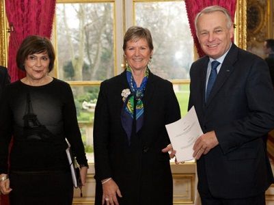 Le Premier ministre, Jean-Marcs AYRAULT (a droite) recevant Claire-Lise Campion, sénatrice de l'Essonne, (milieu) lors de la remise du rapport sur l'accessibilité des personnes en situation de handicap, à l'Hôtel de Matignon. En présence de la Ministre en charge des personnes handicapées, Marie, Arlette CARLOTTI (gauche) ©Yves Malenfer/Matignon