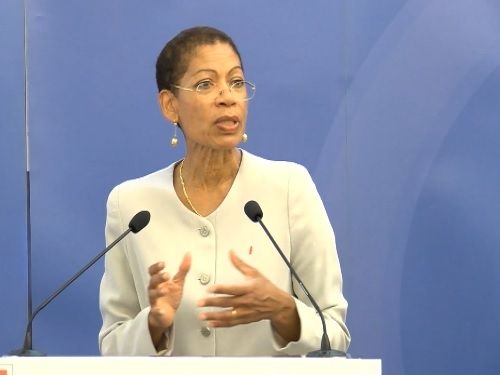 Conférence de présentation de la réussite éducative au ministère de l'éducation nationale au micro la Ministre Marie-Georges Langevin