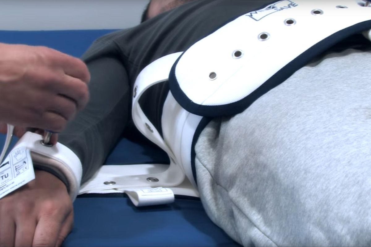 Un patient attache ici avec une ceinture abdominale de Contention et Maintien