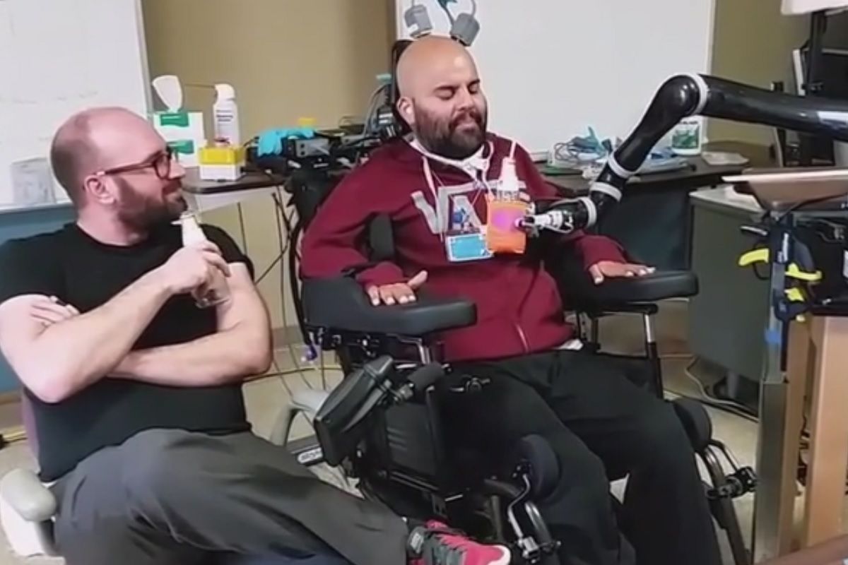 Erik Sorto, arrive a bouger un bras artificiel a la seule force de sa pensee et de son imagination