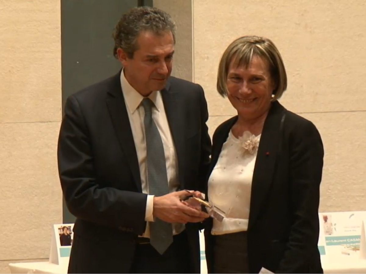 Remise du Prix d honneur de l INSERM  a Catherine BARTHELEMY par son President directeur general Yves LEVY
