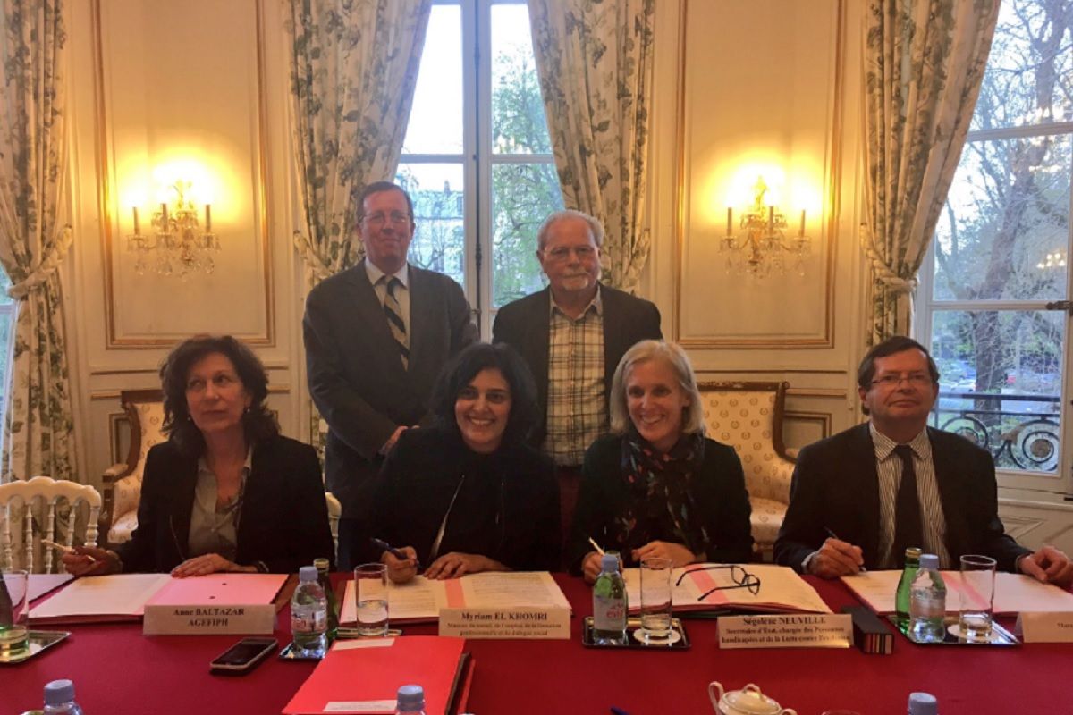 Signature de la convention au ministere du travail sur l emploi accompagne entre l etat et les deux organismes financeurs