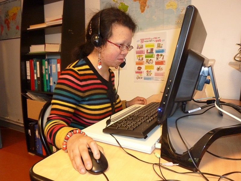 Une stagiaire mal voyante
