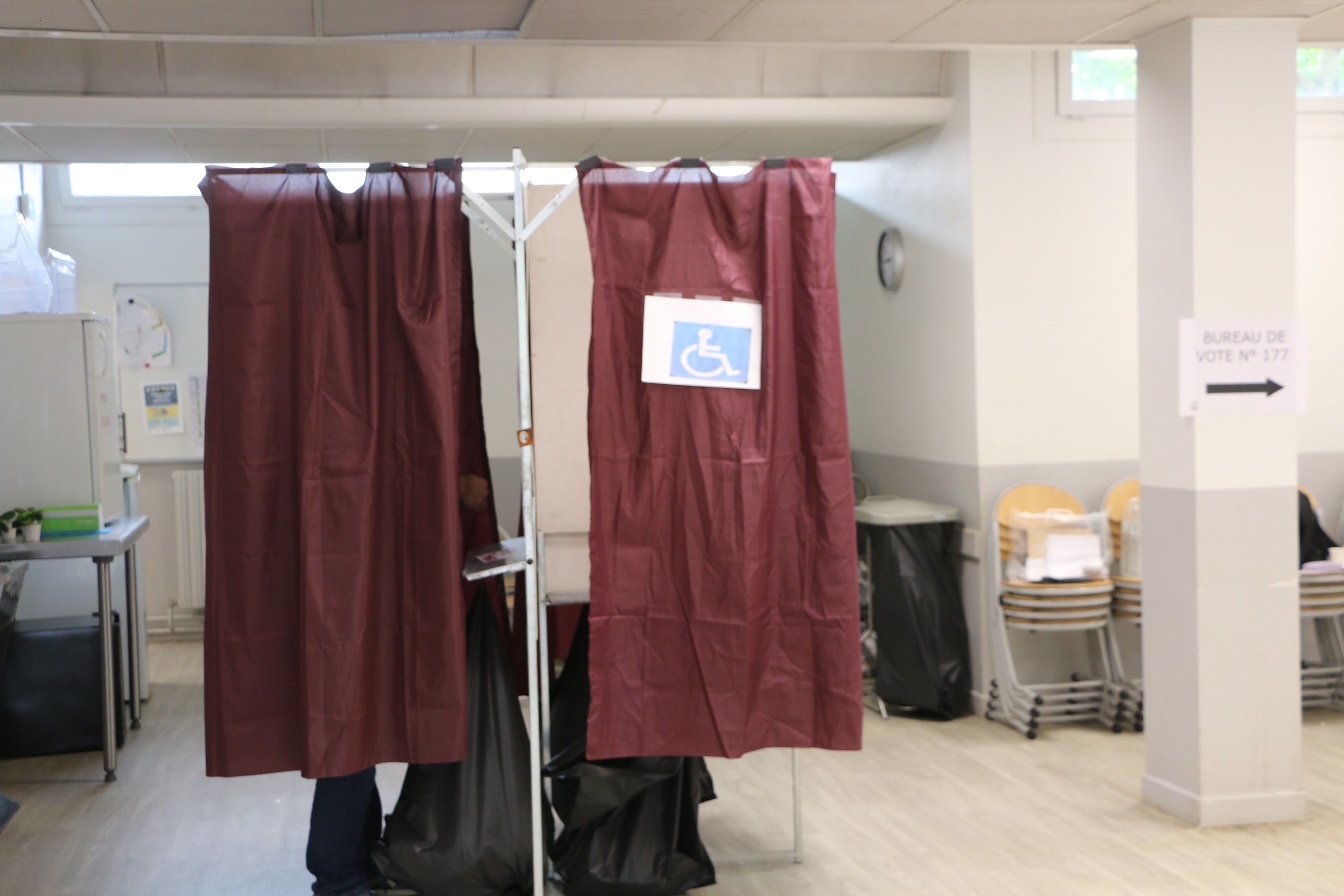 Election législative 2024 le bureau de vote de la 1ere circonscription de Toulouse le 30 juin 2024 lors du premier tour dans l'isoloir