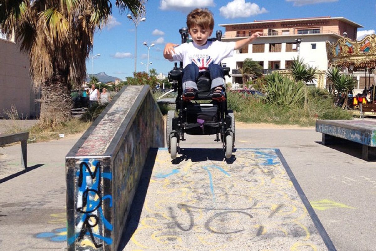 Une mere de famille obtient une rampe dacces à son immeuble pour son fils Romain a Marseille