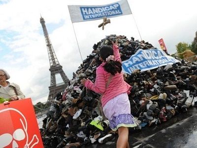 Manifestation annuel de l'ONG Handicap International des pyramide des chaussure ici en 2012 à Paris