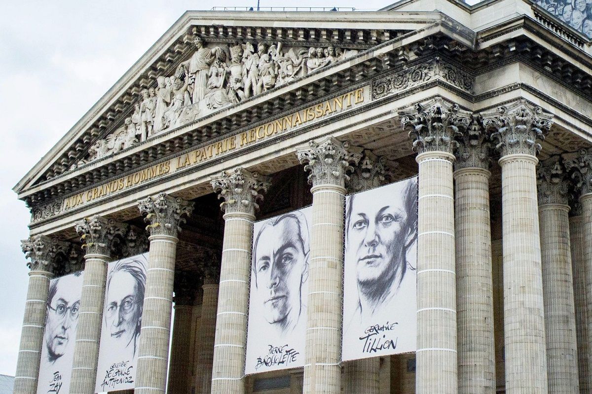 Facade du Pantheon avec les visages des quatres nouveaux entrants