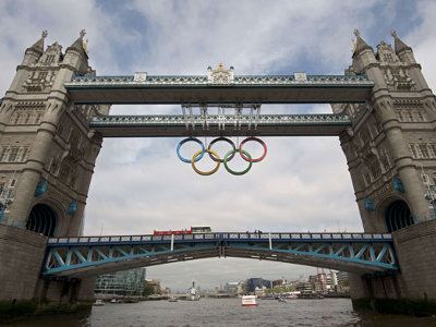 Anneaux olympiques sous le pont de Tower Bridge &agrave; Londres