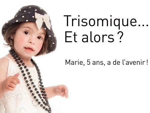 affiche d'une campagne d'information sur la trisomie 21 avec une petite fille nommé Marie