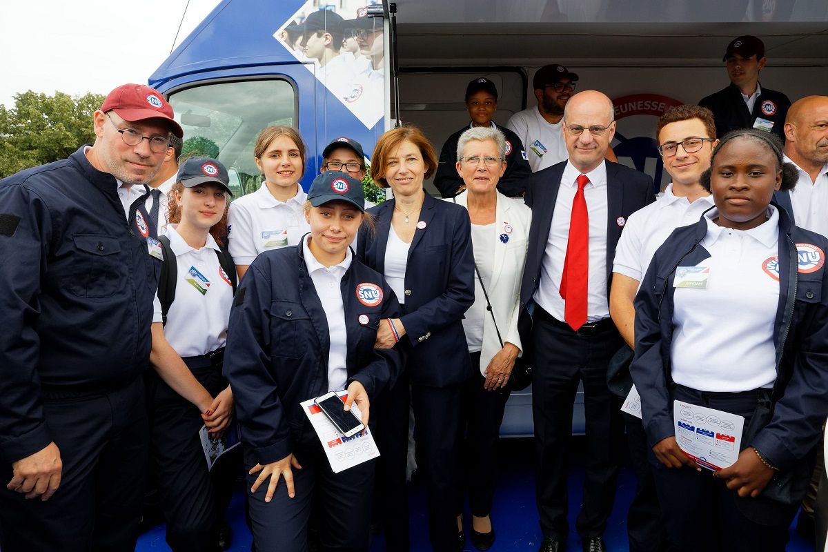 Des jeunes du service nationale universel avec au centre le ministre de leducation nationale a1aa5