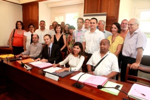 Nassimah DINDAR, Présidente du Conseil Général au centre et sa gauche Olivier CAMAU, Directeur Régional de la Caisse des Dépôts de La Réunion et gestionnaire du FIPHFP, ont signé une convention pluriannuelle en faveur de l’emploi a la Maison du Département a Paris