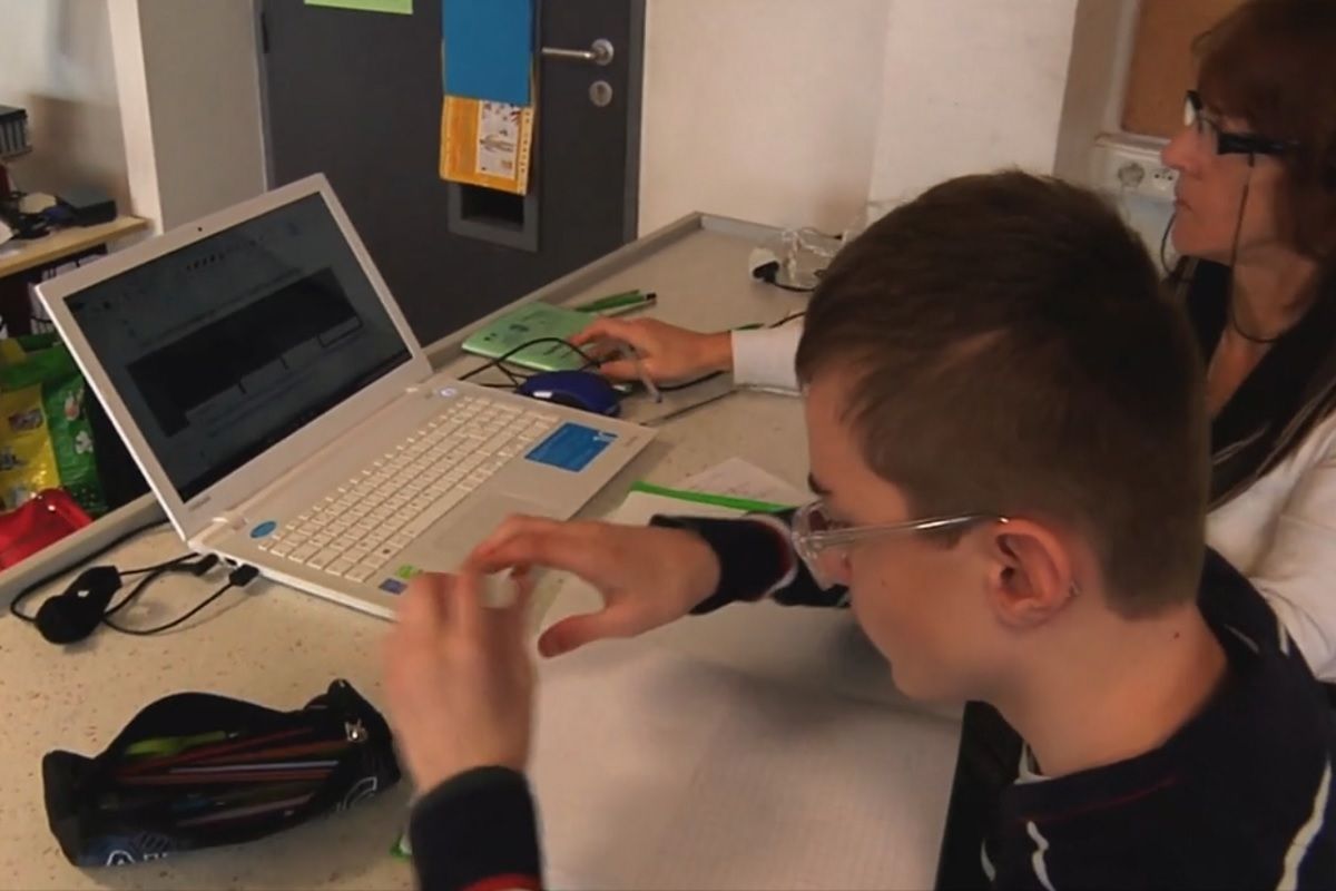 Le Jeune mathis dans sa classe de 6e avec son accompagnante de vie scolaire