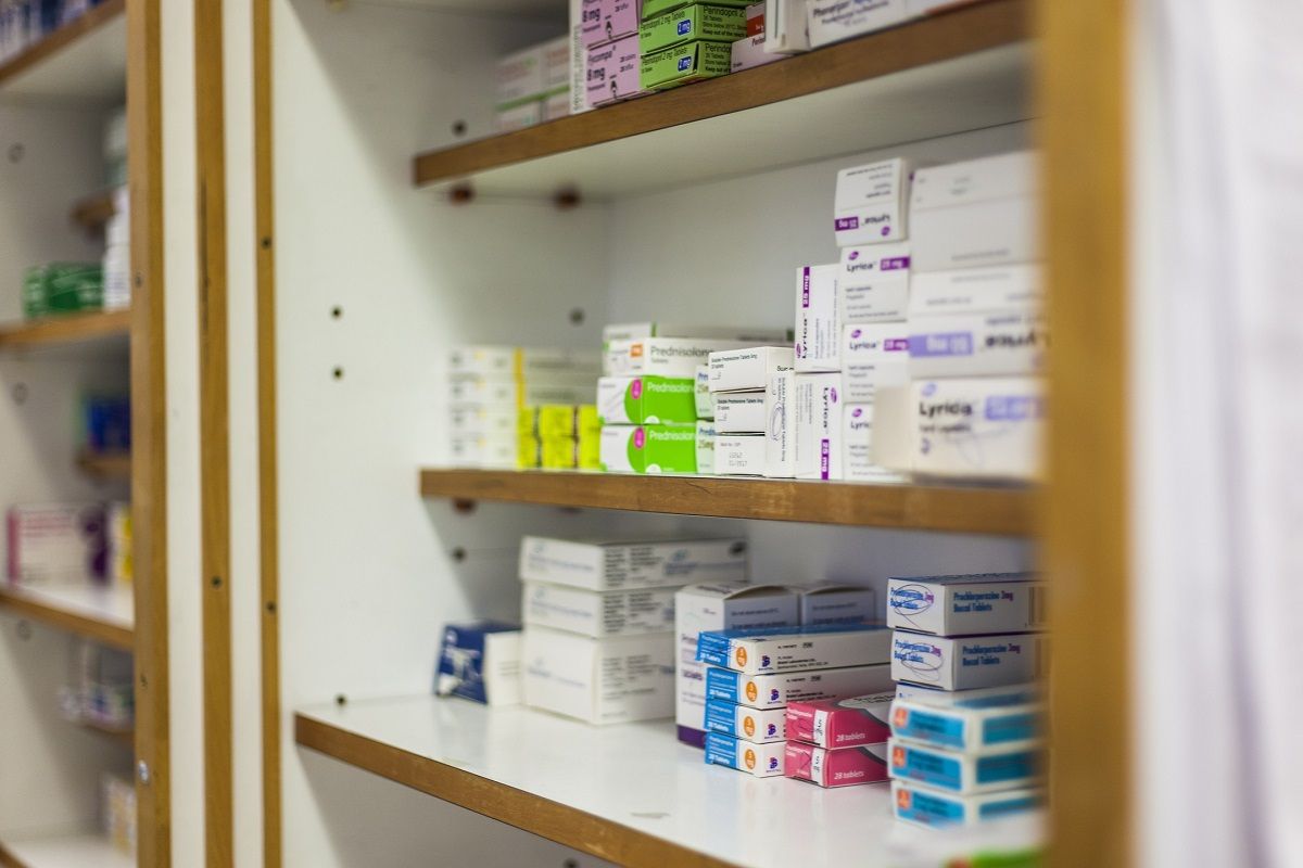 etagère de médicament au sein dune pharmacie 945f4