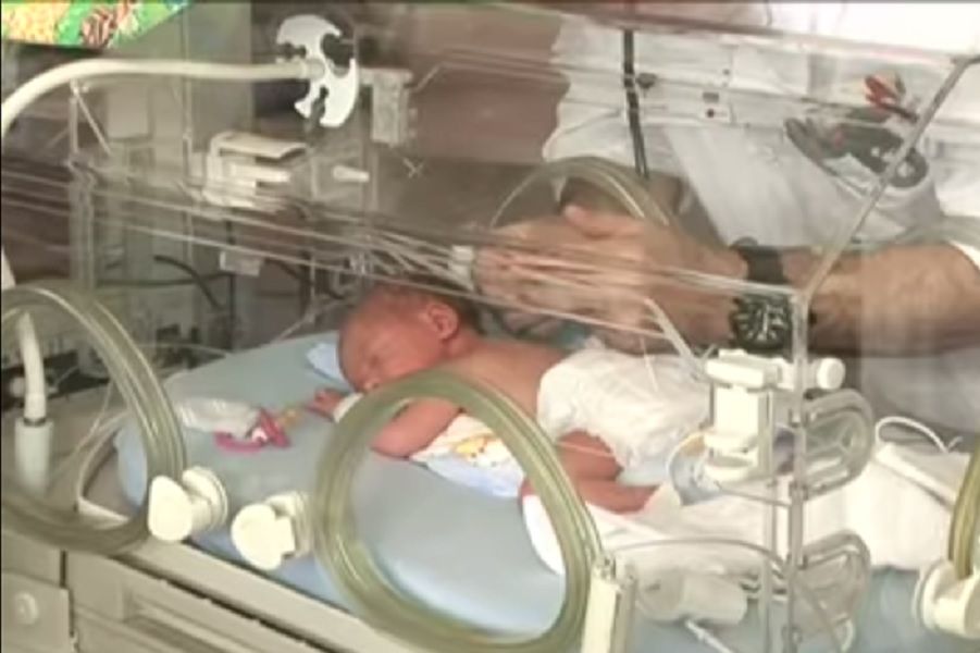 Un enfant premature dans un hopital a Geneve