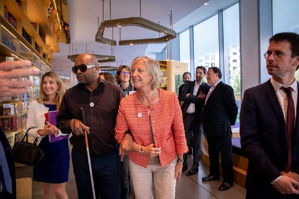 Sophie cluzel en tête des duo en compagnie d’Armel dhellot lors de la visite au édition hachette ef6fd