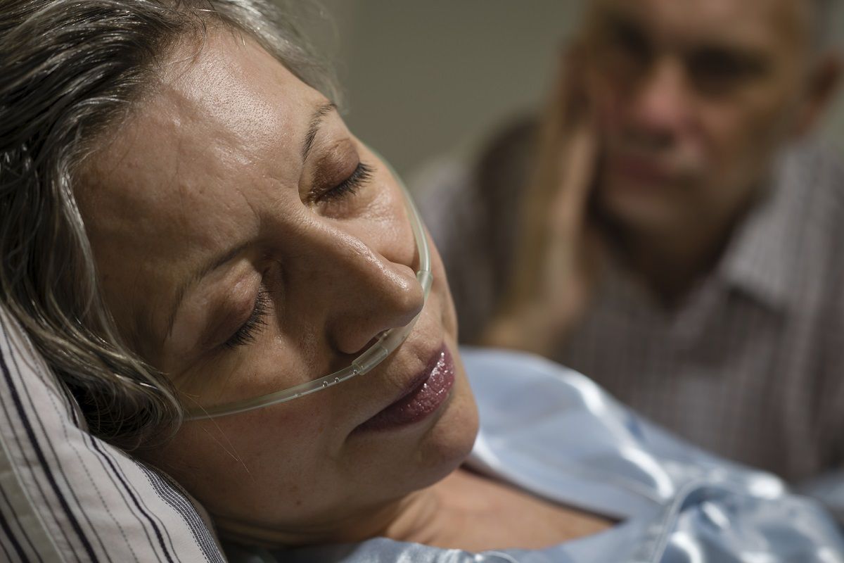 Une Femme malade dans un l hopital avec mari en arriere plan
