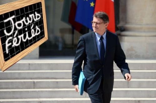 Le Ministre de l'éducation nationale sortant du conseil des ministres avec une ardoise sur lequel il est inscrit : jours fériés (Illustration - Montage)